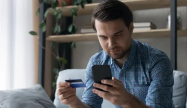 junger Mann bestellt die Payback American Express Card mit einem erhöhten Willkommensbonus