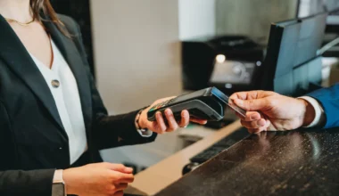 Mann bezahlt mit Amex Platinum oder Business Platinum an einer Hotelrezeption